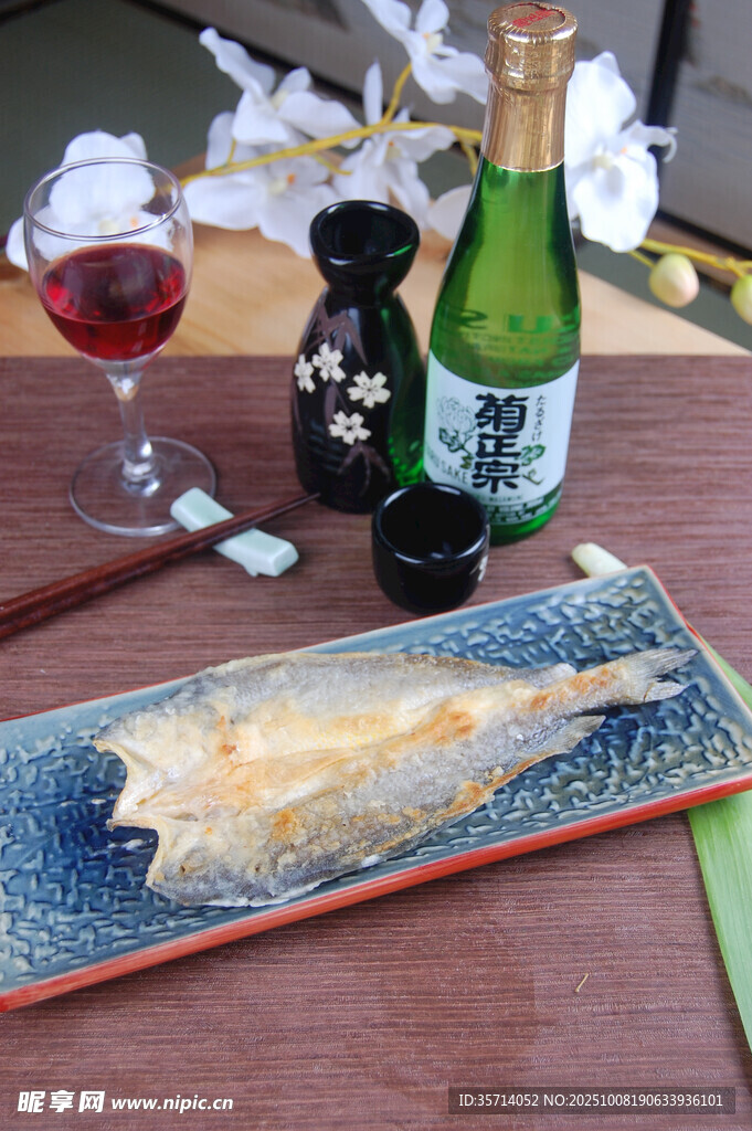 日式餐桌美食与酒的组合