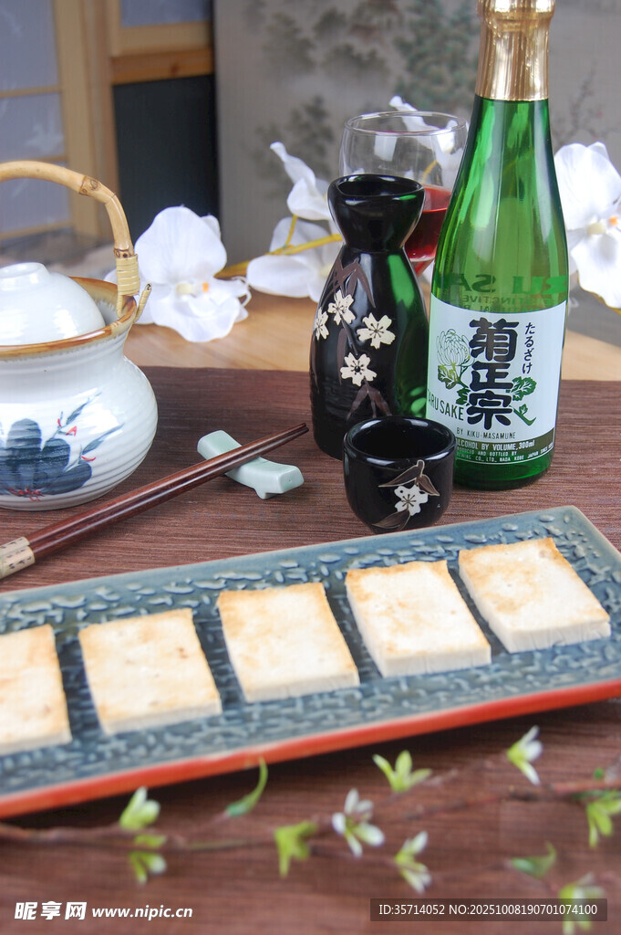 日式糕点与清酒的精致组合