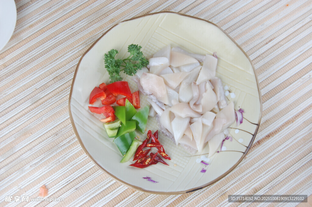 白切鸡肉搭配新鲜配菜
