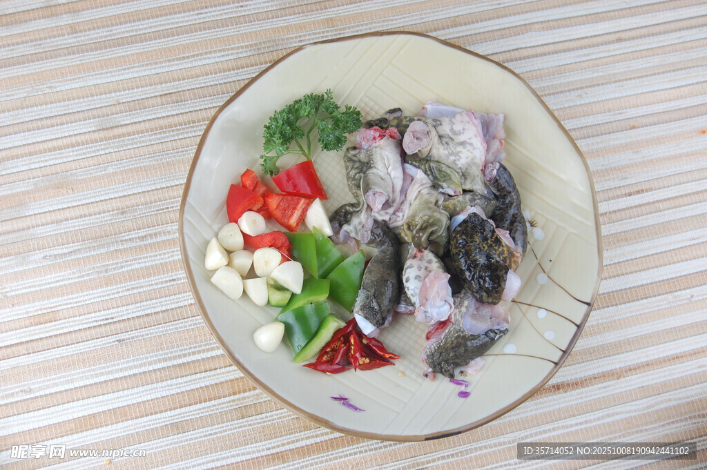 新鲜食材待烹饪的鱼