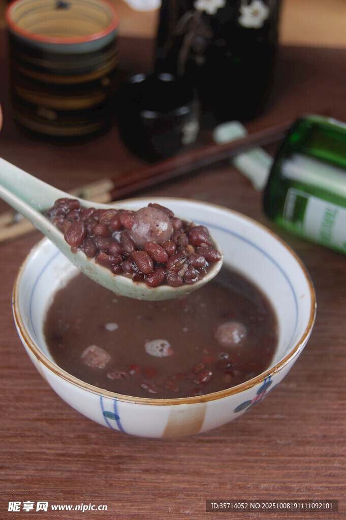 红豆粥盛于碗中