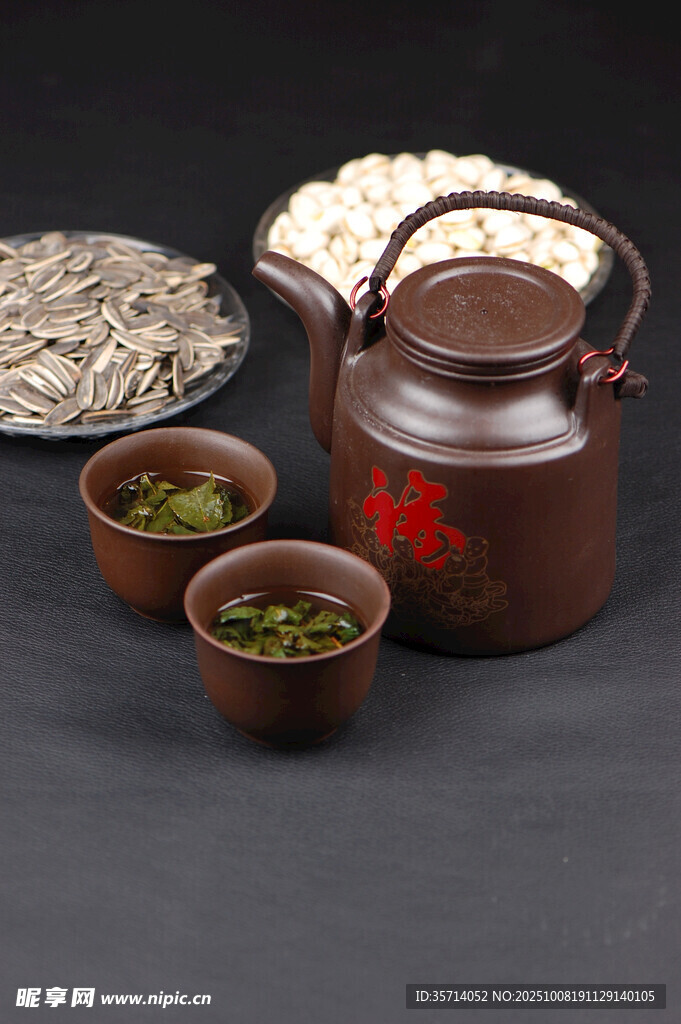 古朴茶具与茶叶展示