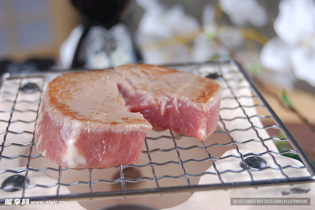 烤架上的美味肉片