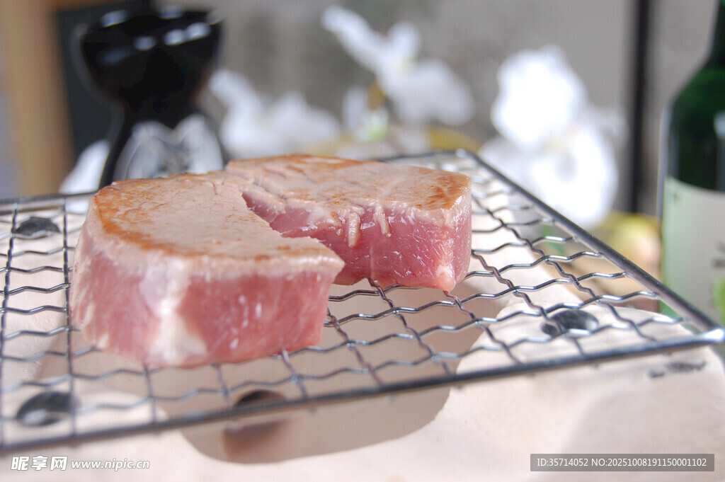 烤架上的鲜嫩生猪肉块