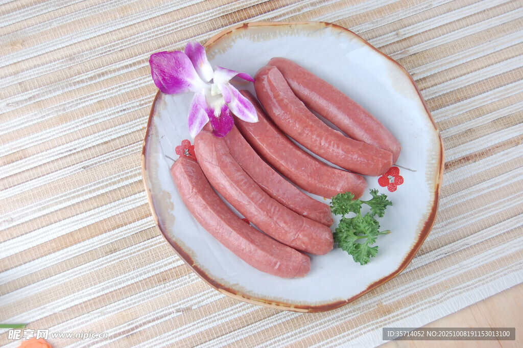 美味香肠摆盘饰以鲜花