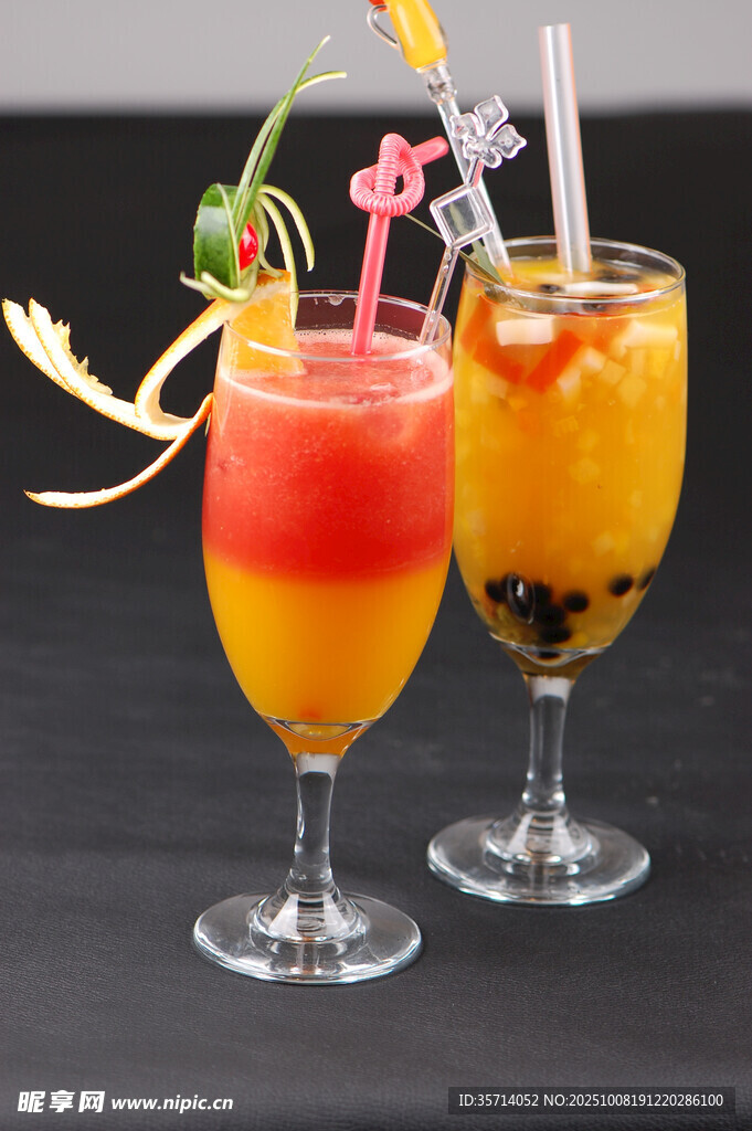 双杯缤纷水果鸡尾酒