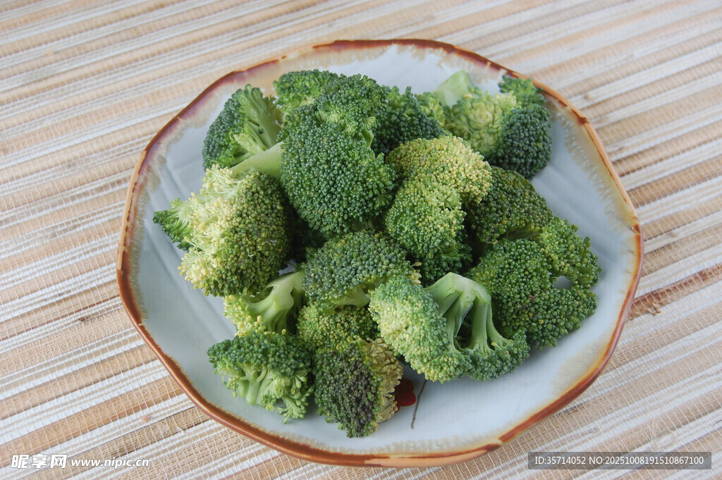 盘中鲜嫩西兰花