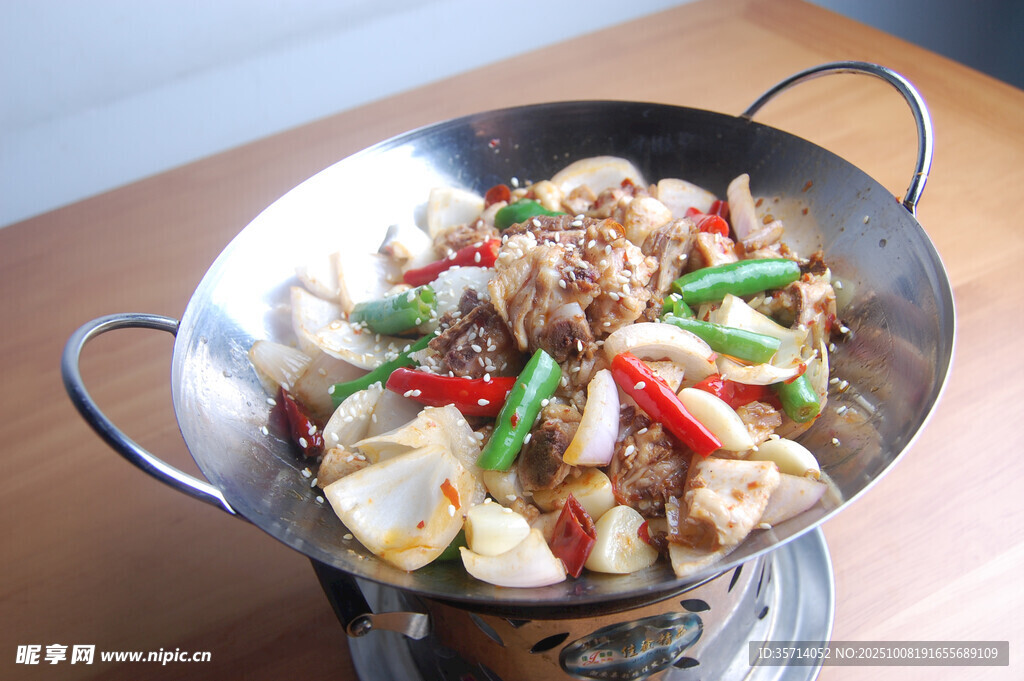 美味干锅食材丰富诱人
