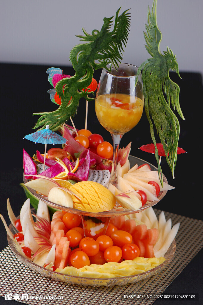 缤纷水果拼盘配饮品