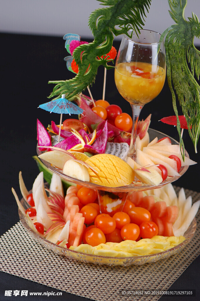 精致双层水果拼盘配饮品