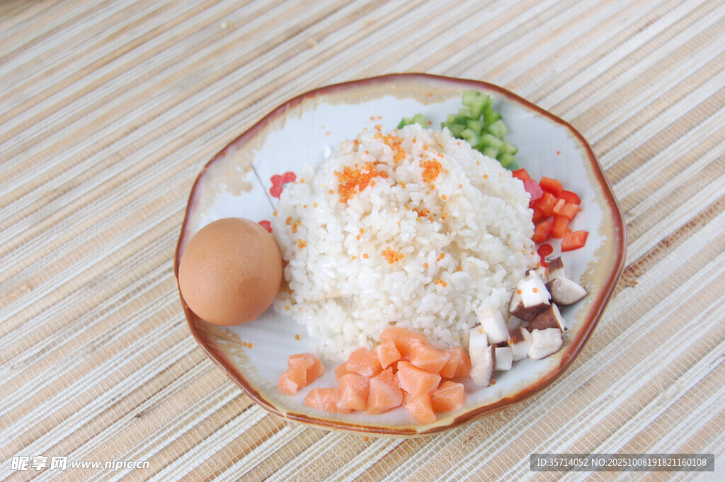 美味虾仁蛋炒饭摆盘精致