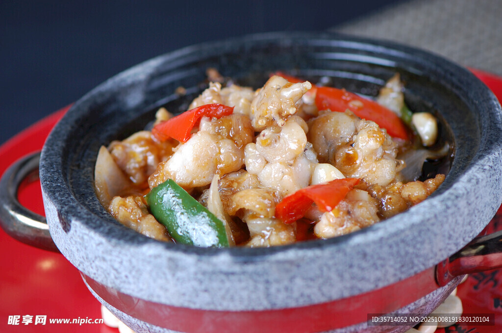 石锅美味鸡肉蔬菜料理