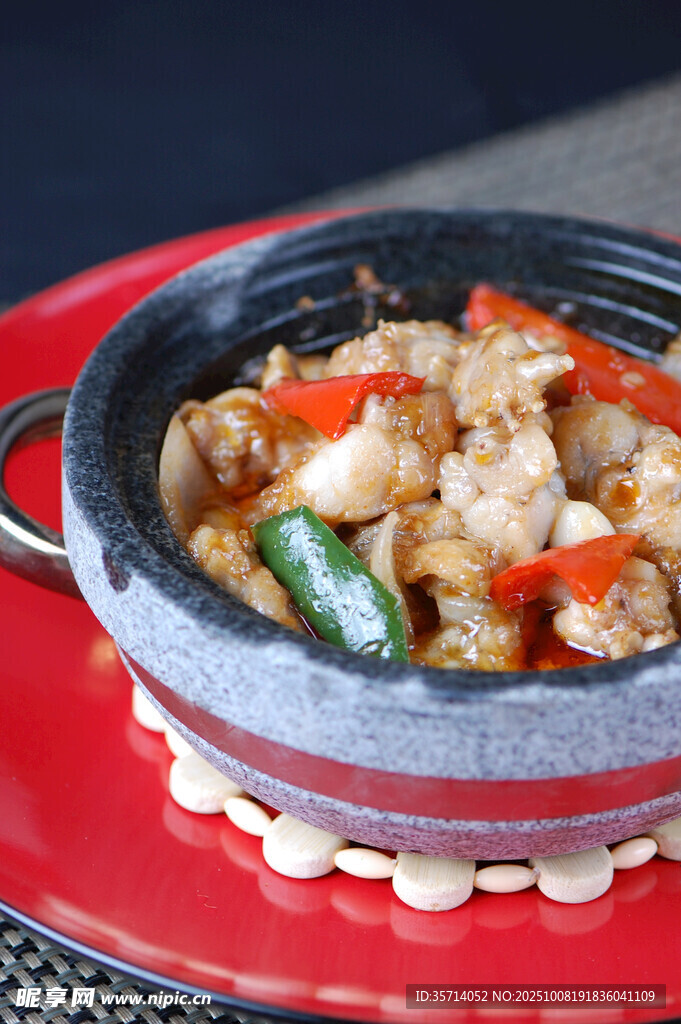 砂锅美味鸡肉菜肴