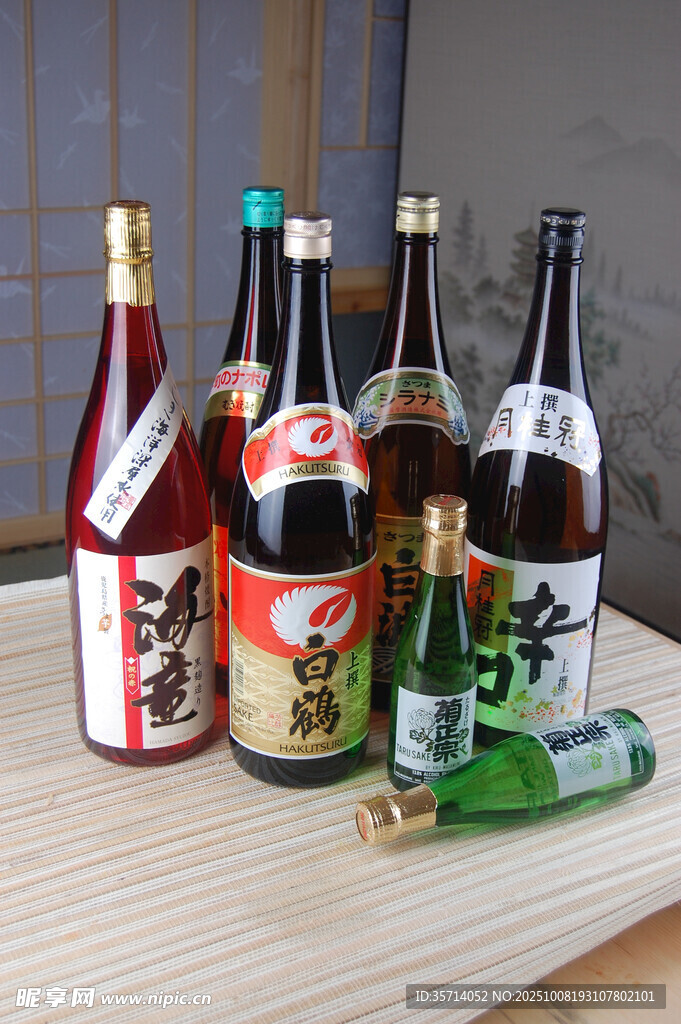 多样日本清酒摆放在桌前