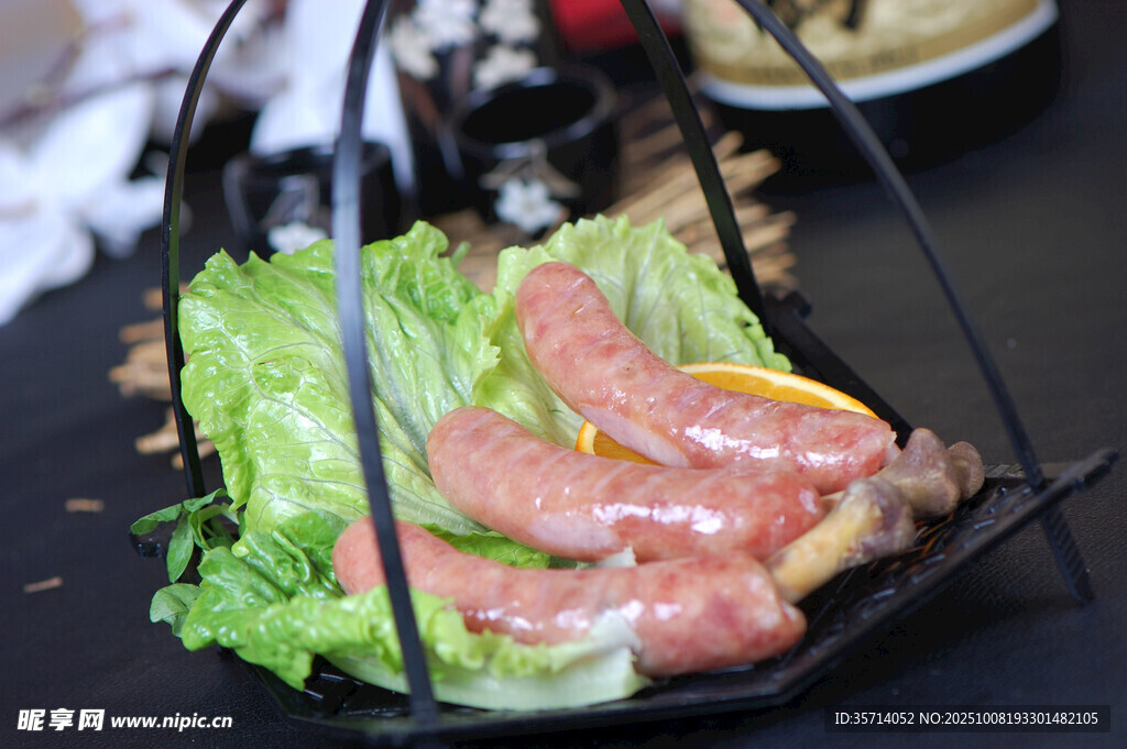 美味烤肉生菜搭配佳肴