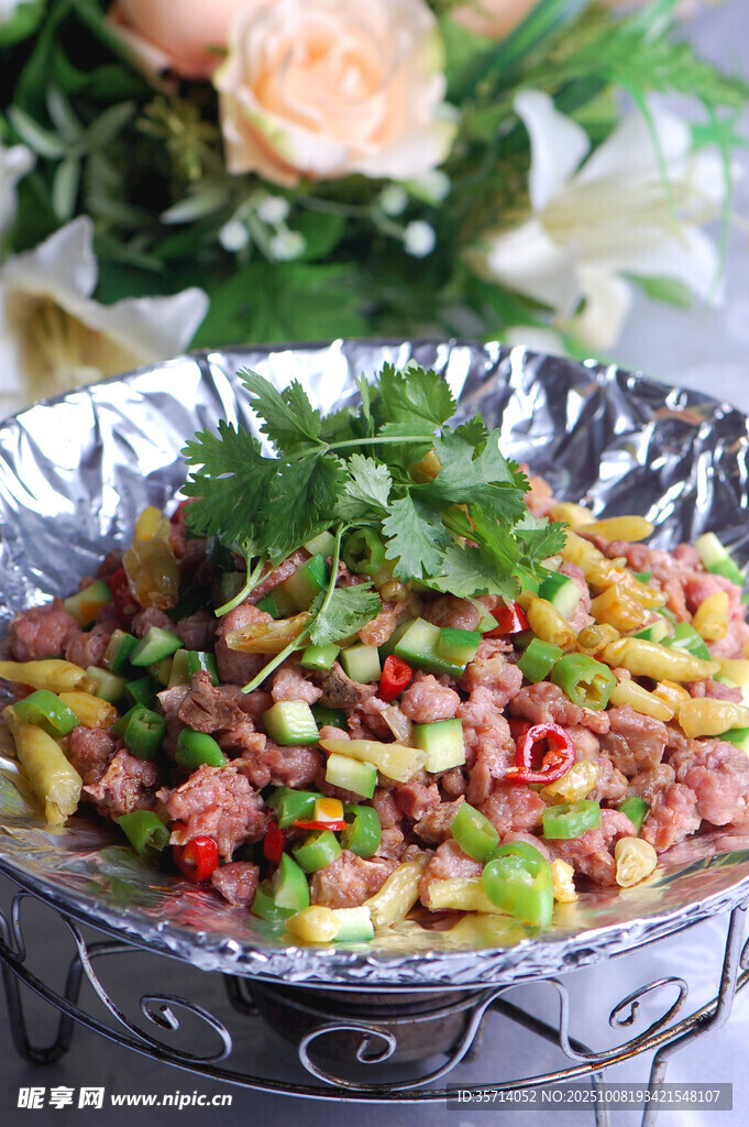 锡纸盛装的美味杂蔬烤肉