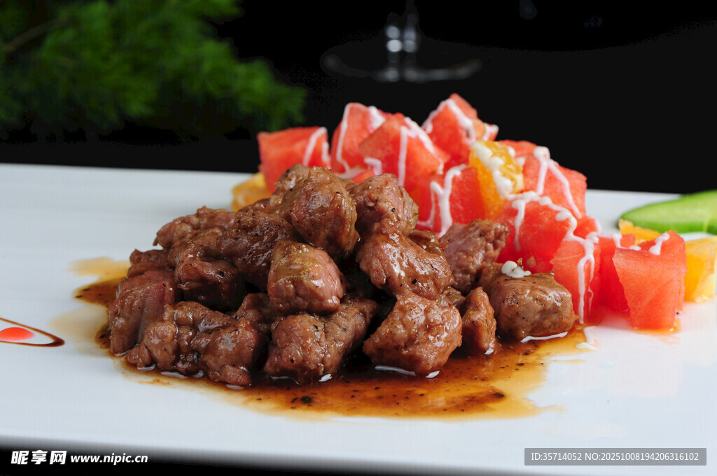 美味红烧肉丸配新鲜蔬果