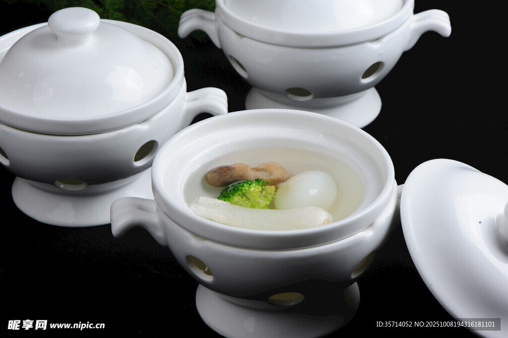 精致白色陶瓷炖盅美食