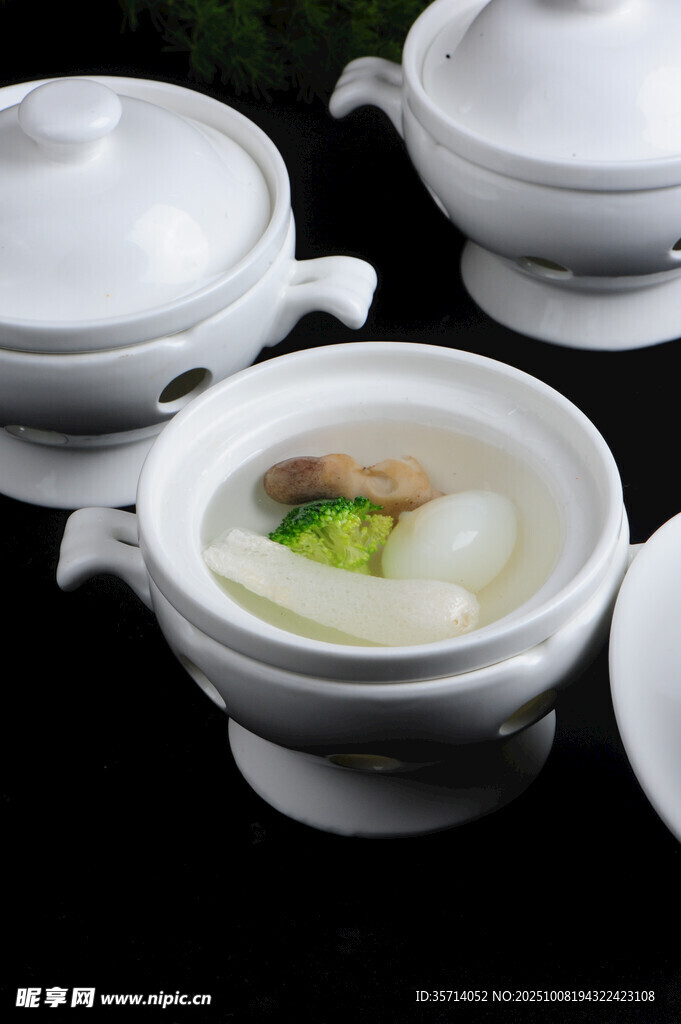 精致白瓷碗装美味汤品