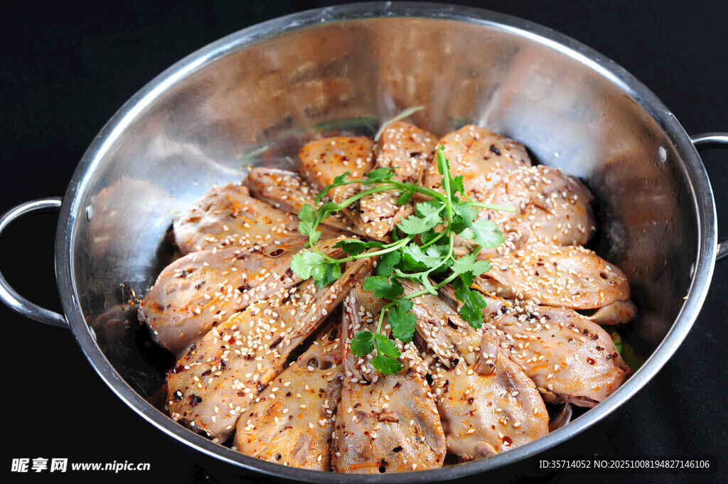香煎豆腐摆锅葱香点缀