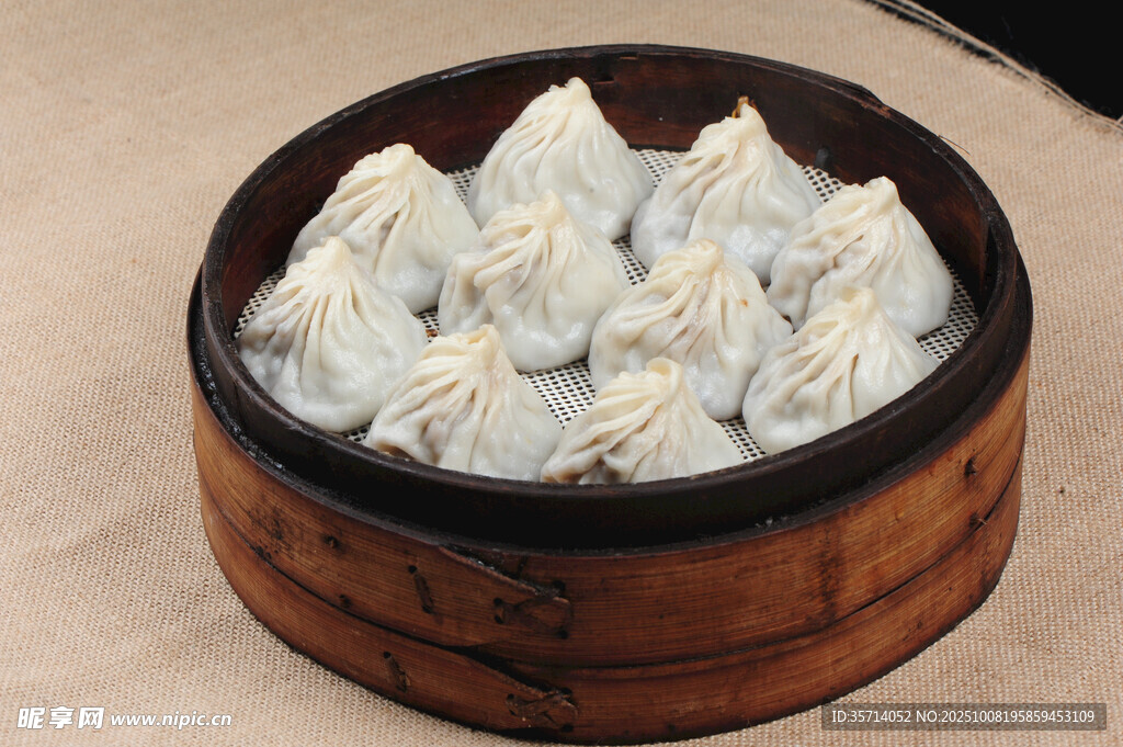 竹制蒸笼里的美味小笼包