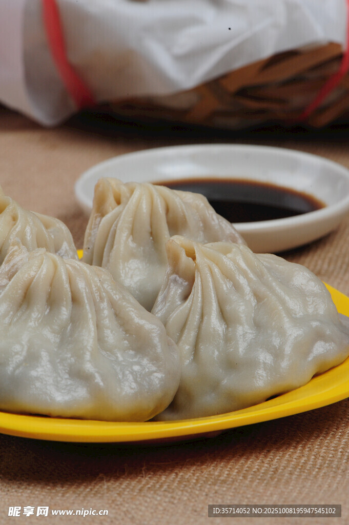 美味灌汤包置于黄色盘中