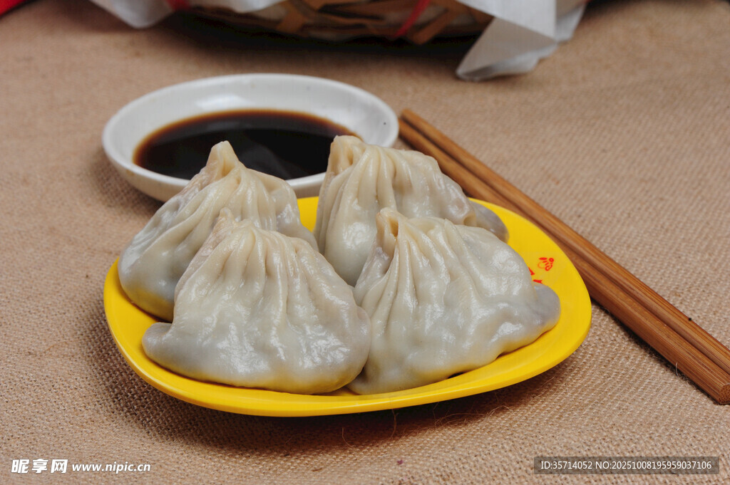 黄色盘上的美味蒸饺