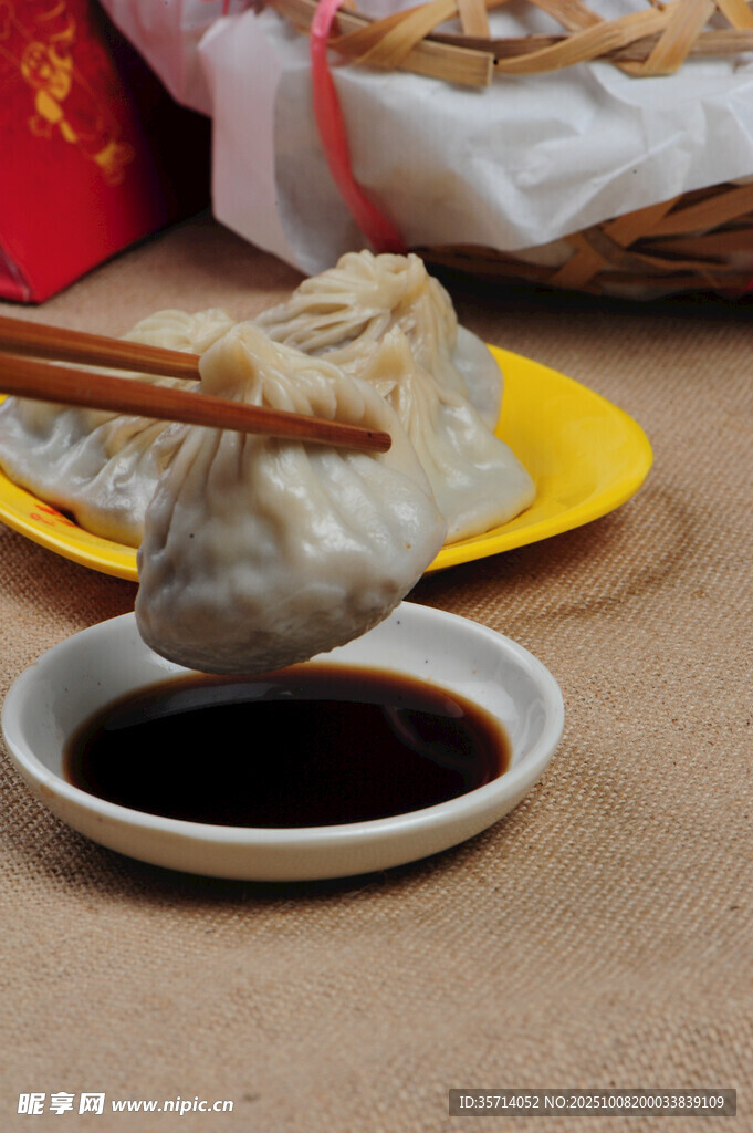 筷子夹饺子蘸酱油场景