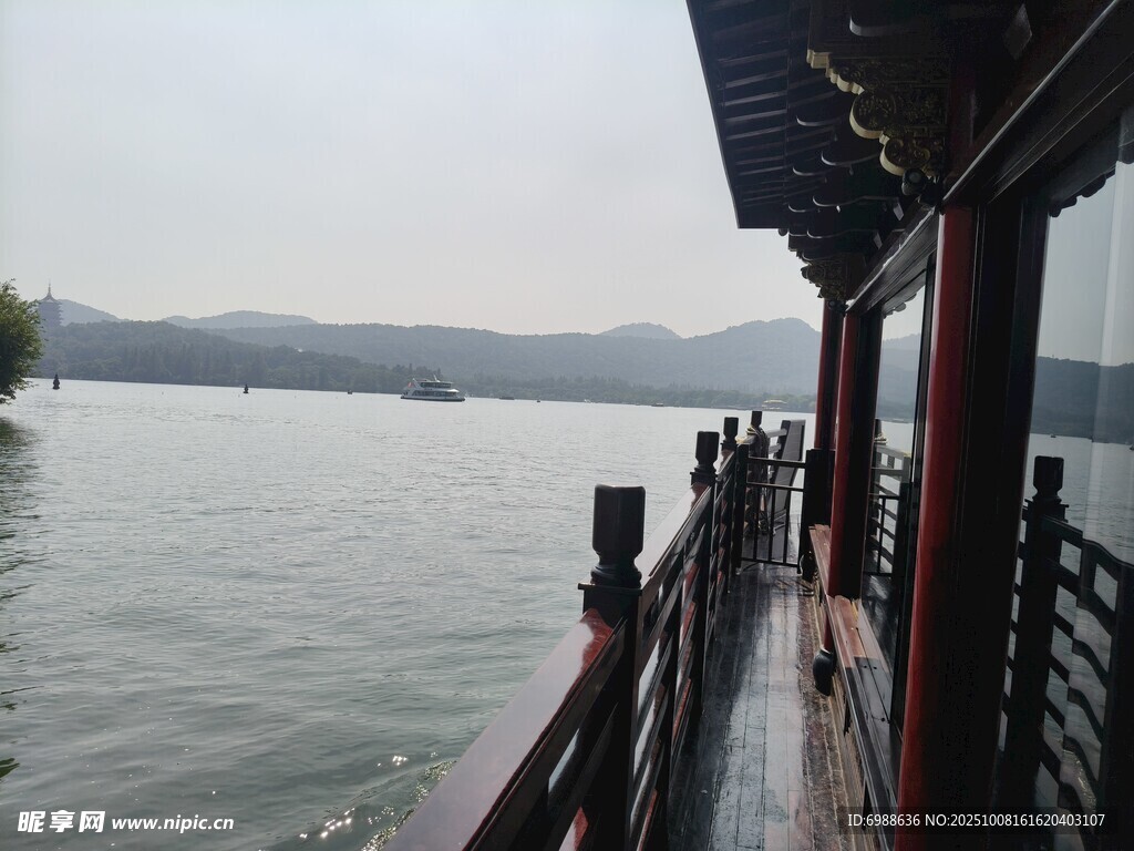 湖畔楼阁赏景