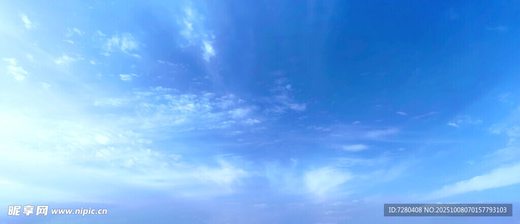 蔚蓝天空轻柔白云