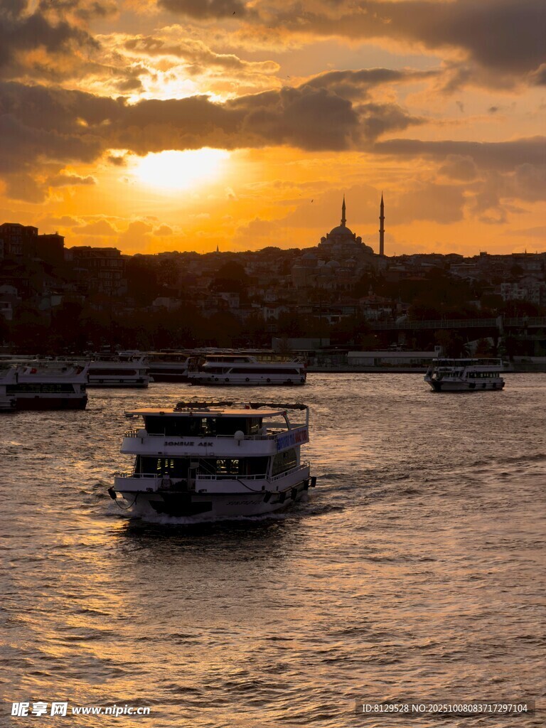 夕阳下河上行驶的游船