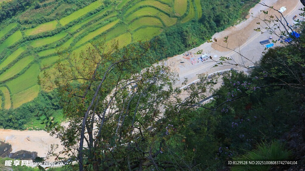 俯瞰山间梯田与蜿蜒道路