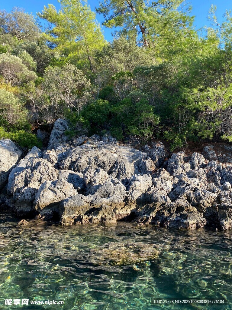 海岸边的岩石与清澈海水