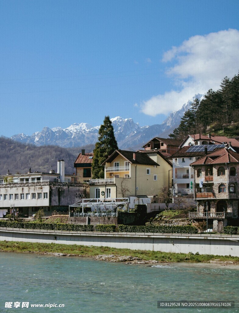 河畔小镇风光