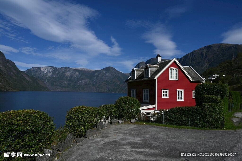 湖畔红屋远山蓝天美景