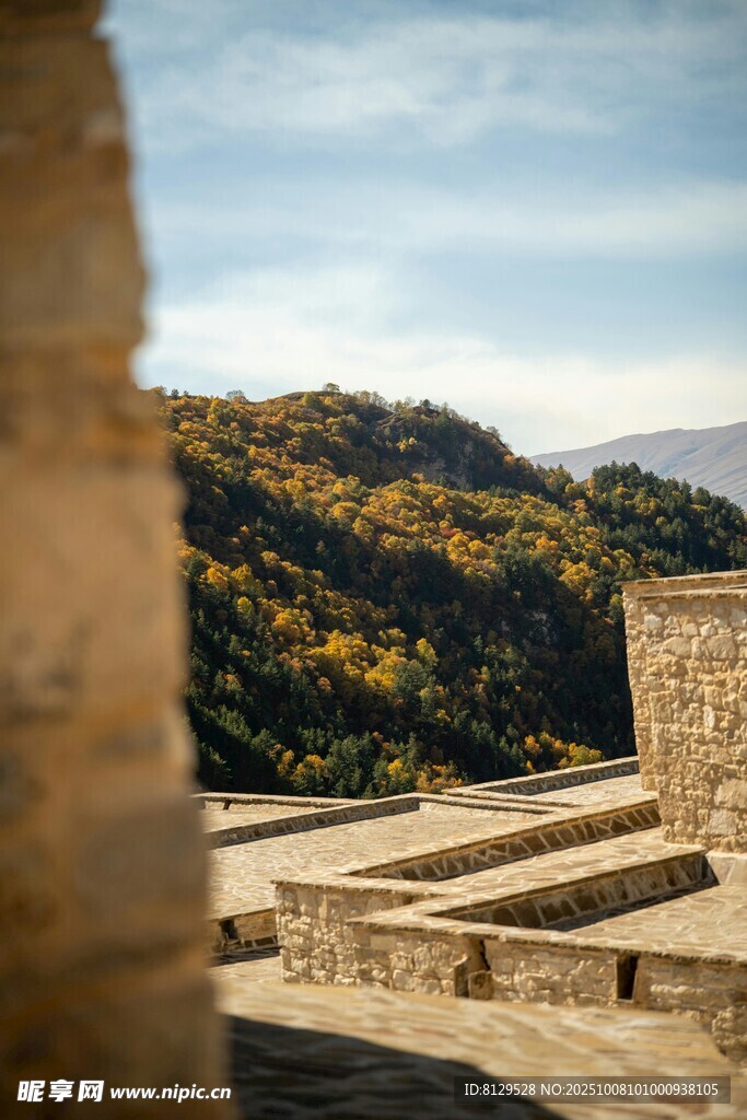 古老建筑旁的秋日山林景色
