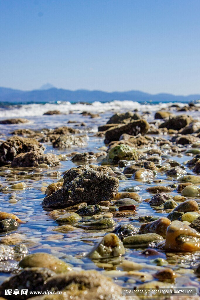 海边礁石清澈海水景观