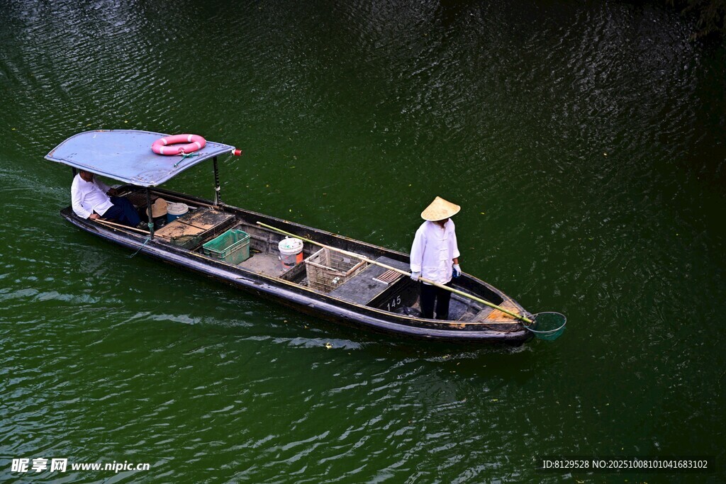 江上小船运货场景