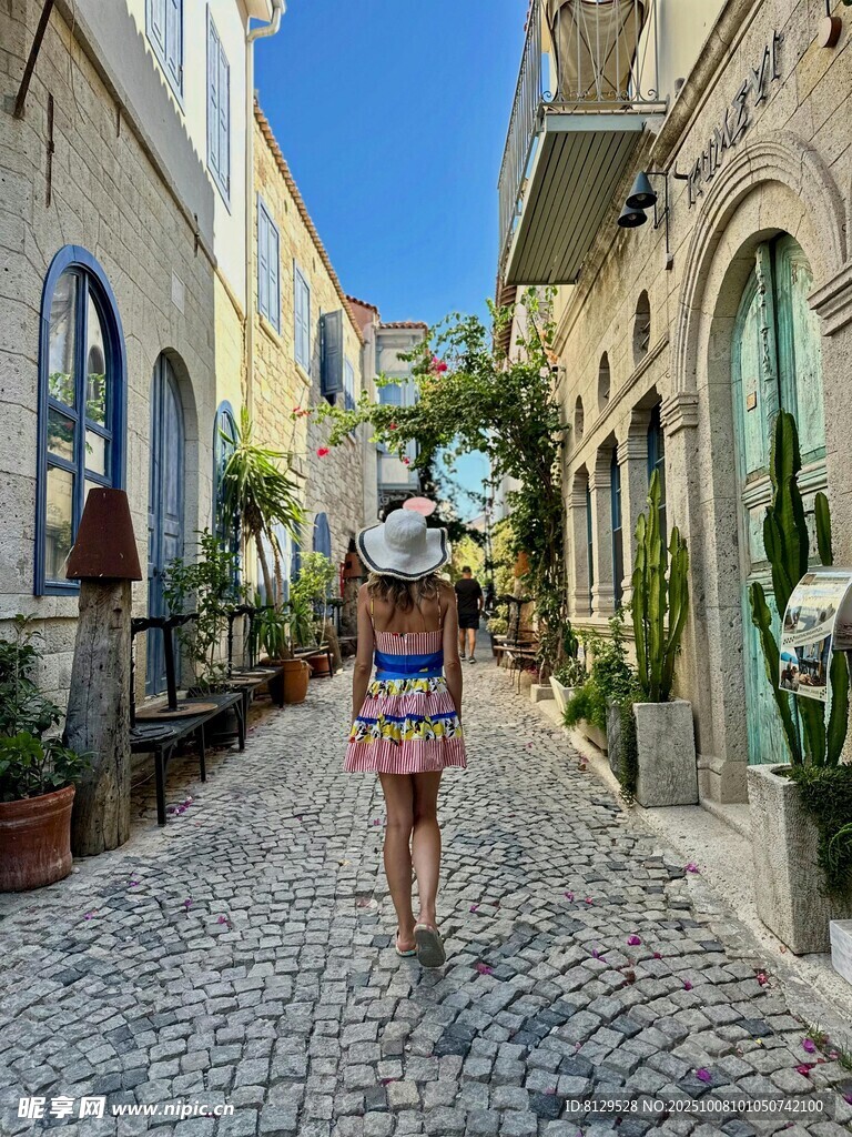 漫步在欧洲风情小巷的女孩