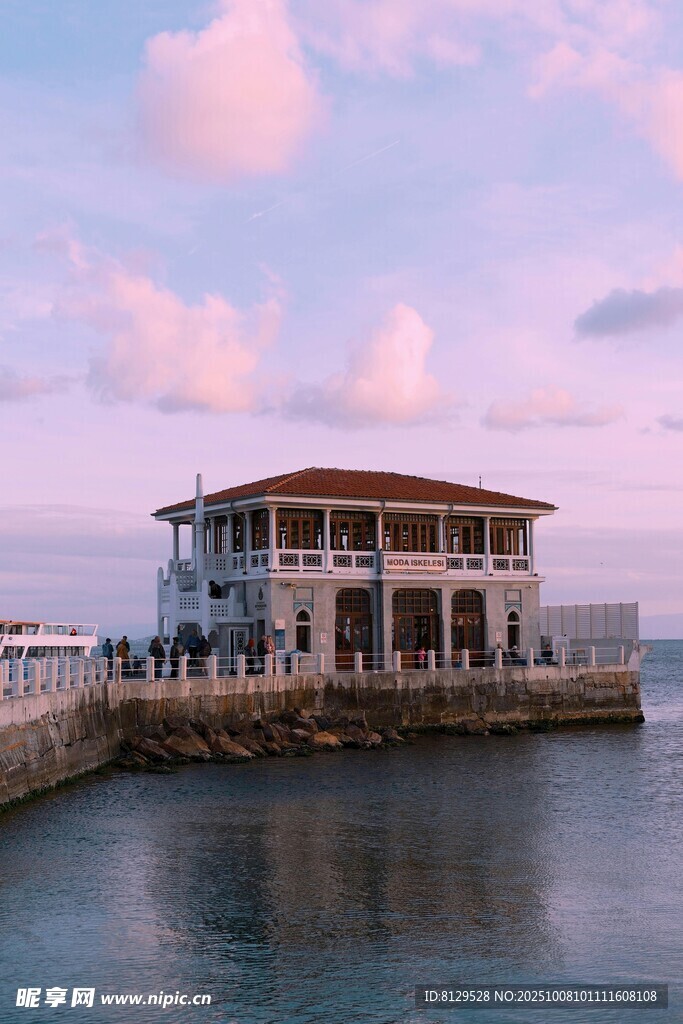 海边美丽建筑与浪漫晚霞