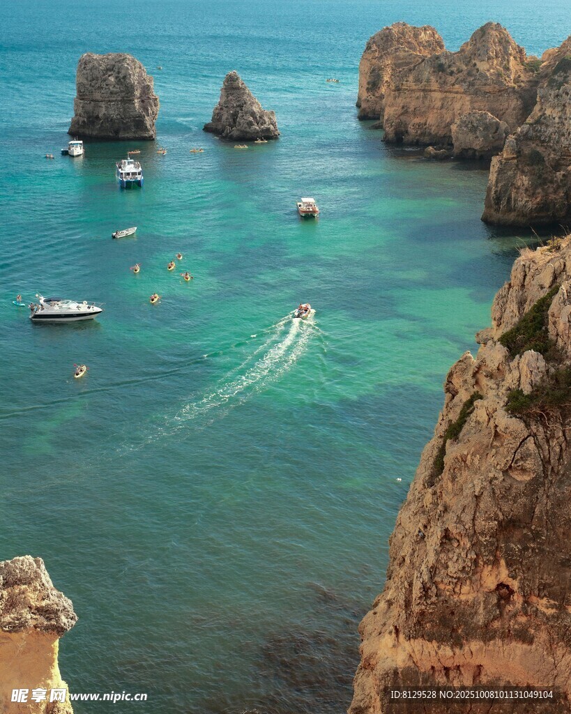 海上嶙峋礁石与船只美景
