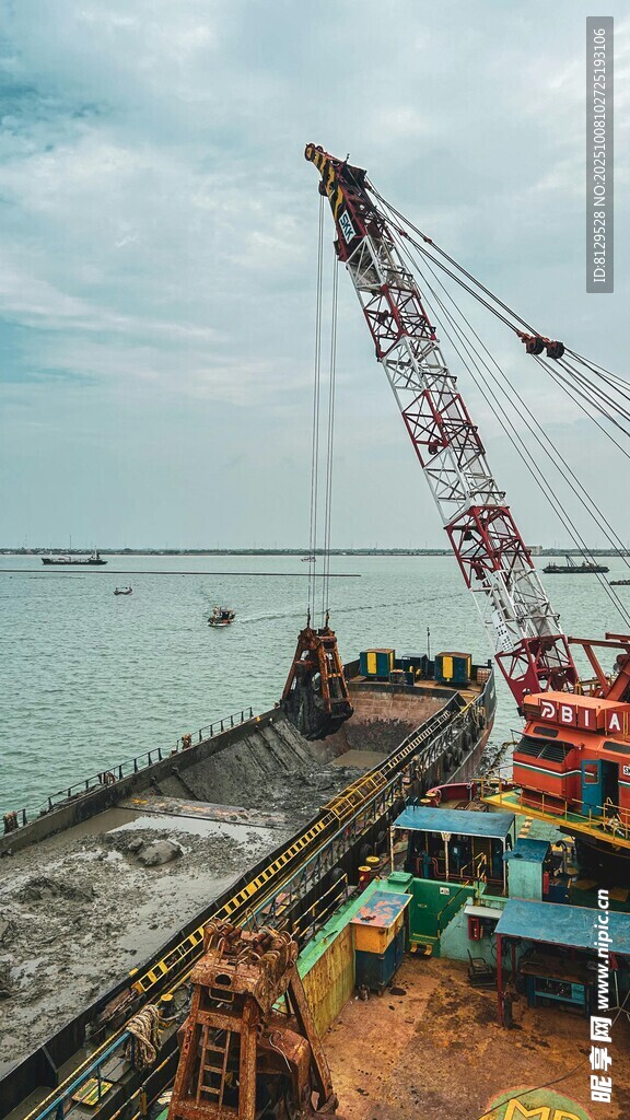 港口重型起重机作业场景