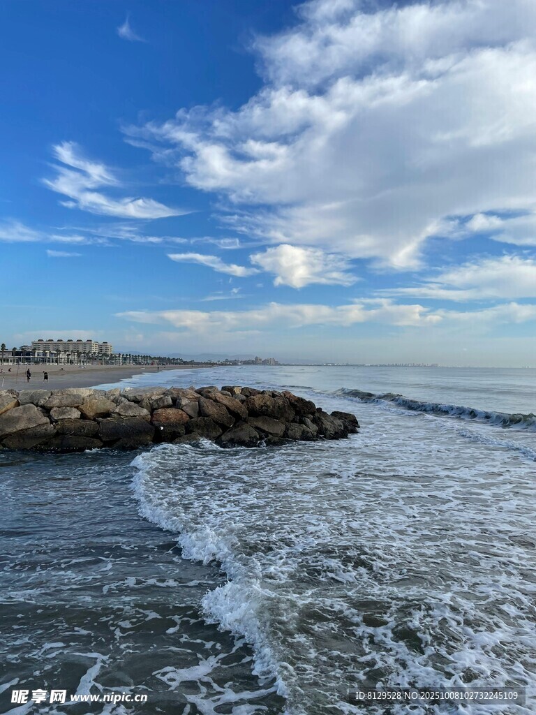 海边礁石与翻涌海浪景观
