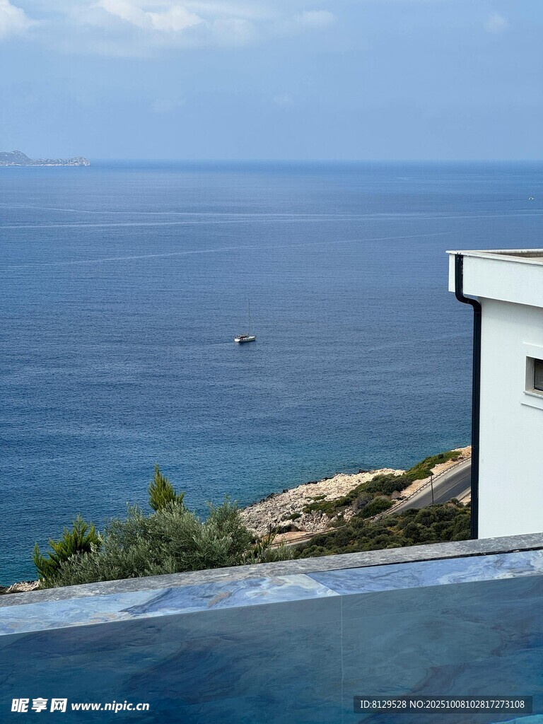海边白色建筑与无垠海景