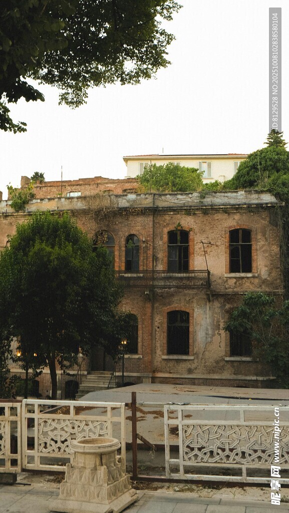 古老建筑前的宁静庭院