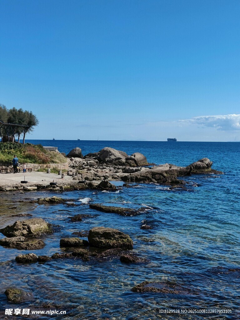 海边礁石风景图