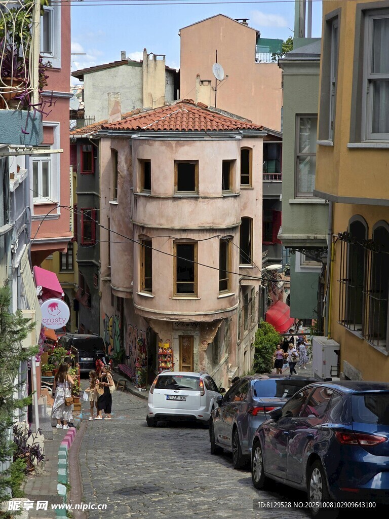 多彩街道旁的特色建筑