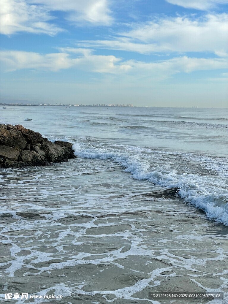 海边景致海浪拍岸