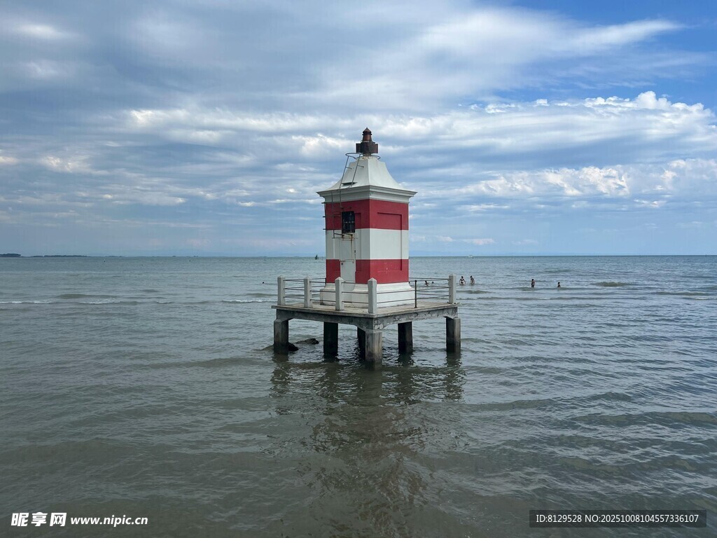 海上红白相间的孤独灯塔