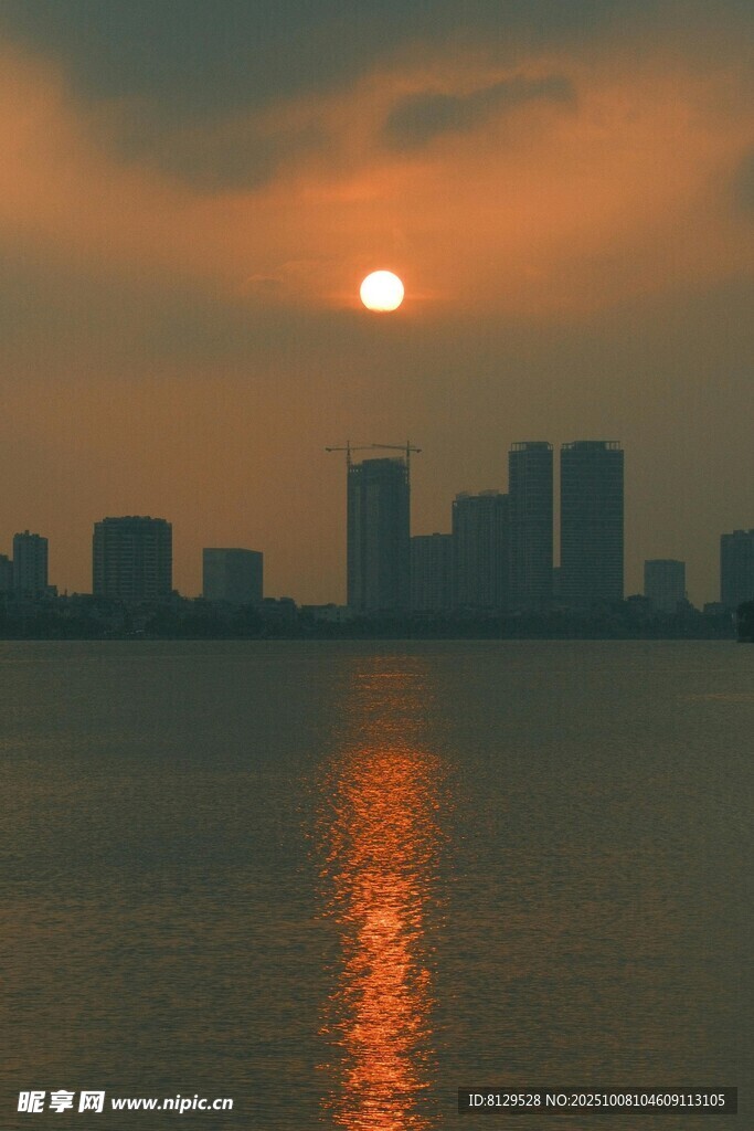 夕阳下的城市滨水景观
